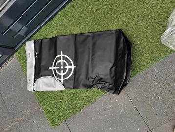 Nieuwe bokszak met handschoenen  beschikbaar voor biedingen