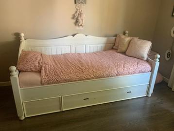 Bed en kast meiden kamer landelijk  beschikbaar voor biedingen