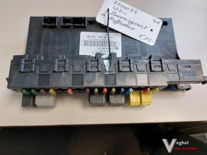 MB W211 zekeringkast in kofferbak '06, Auto-onderdelen, Elektronica en Kabels, Gebruikt, Ophalen of Verzenden