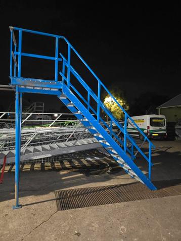 Stalen trap met bordes blauw hoog 2.6mtr nob160 beschikbaar voor biedingen