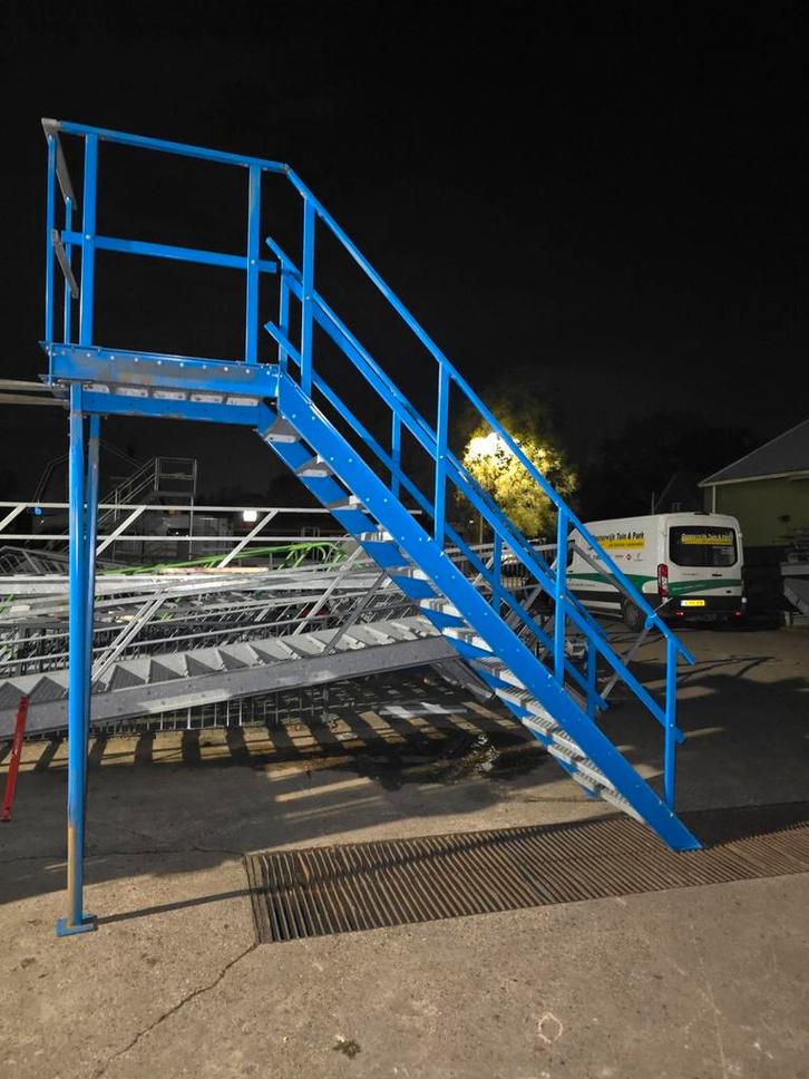 Stalen trap met bordes blauw hoog 2.6mtr nob160, Doe-het-zelf en Verbouw, Ladders en Trappen, Zo goed als nieuw, 2 tot 4 meter