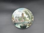 Decoratief Bord – Het Dordrechtse Havenkwartier – Koos van L, Antiek en Kunst, Antiek | Wandborden en Tegels, Ophalen of Verzenden