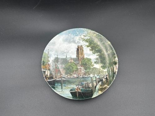 Decoratief Bord – Het Dordrechtse Havenkwartier – Koos van L, Antiek en Kunst, Antiek | Wandborden en Tegels, Ophalen of Verzenden