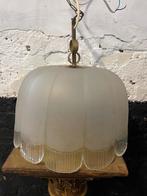 Vintage mid century hanglamp geschulpt glas messing zwaar, Gebruikt, 50 tot 75 cm, Ophalen of Verzenden, Glas