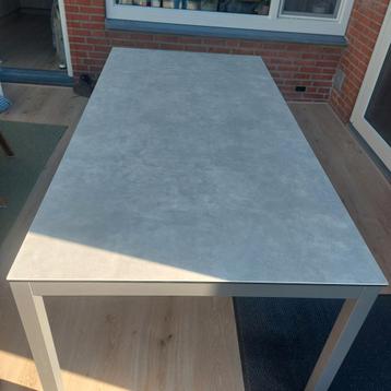 Mobliberica eettafel met keramisch bovenblad beschikbaar voor biedingen