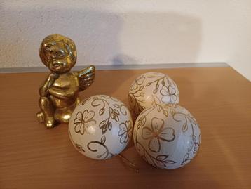 Kerstdecoratie gouden engeltje en 3 decoratieve ballen beschikbaar voor biedingen
