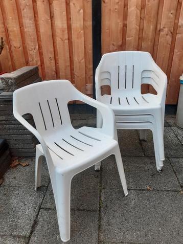 4 tuinstoelen af te halen voor 2 zakken M&M's beschikbaar voor biedingen