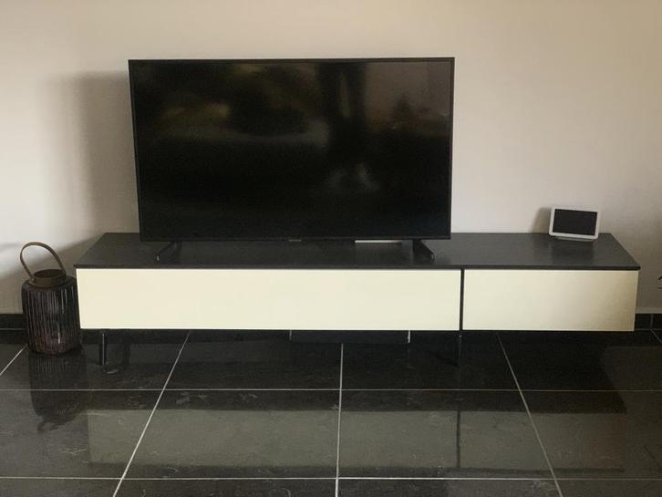 Zwevend design TV meubel, ook op zwarte bijpassende pootjes, Huis en Inrichting, Kasten | Televisiemeubels, Zo goed als nieuw