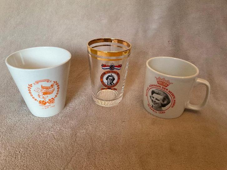 Set van 2 bekers en 1 glas (Johan Friso, Juliana en Beatrix), Verzamelen, Koninklijk Huis en Royalty, Gebruikt, Servies, Nederland