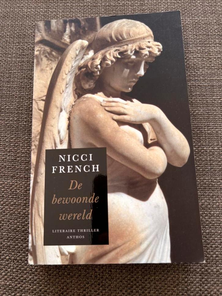 De Bewoonde Wereld - Nicci French, Boeken, Thrillers, Gelezen, Nederland, Ophalen of Verzenden