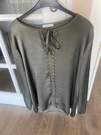Glanzende groene blouse met leuke kanten details nieuw 40/42, Kleding | Dames, Blouses en Tunieken, Ophalen of Verzenden, Zo goed als nieuw