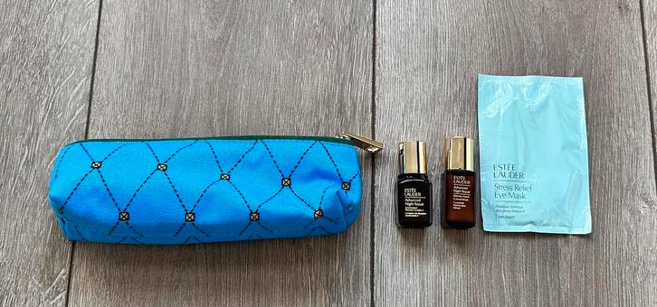 Nieuw Make Up tasje van Estee Lauder met luxe miniaturen, Sieraden, Tassen en Uiterlijk, Uiterlijk | Gezichtsverzorging, Nieuw
