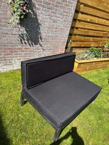 Palletbankje met kussens beschikbaar voor biedingen