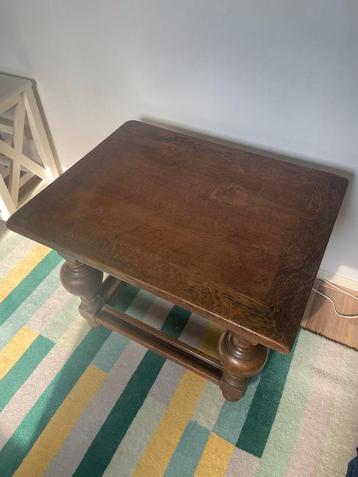 Antieke bolpoot salontafel beschikbaar voor biedingen