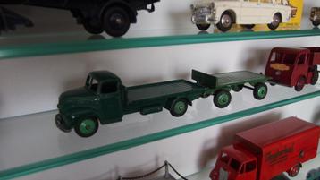 Groene Fordson platte laadwagen 30R incl. aanhanger. beschikbaar voor biedingen
