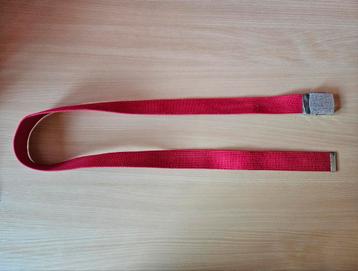 Verstelbare rode canvas riem met glimmende metalen gesp beschikbaar voor biedingen