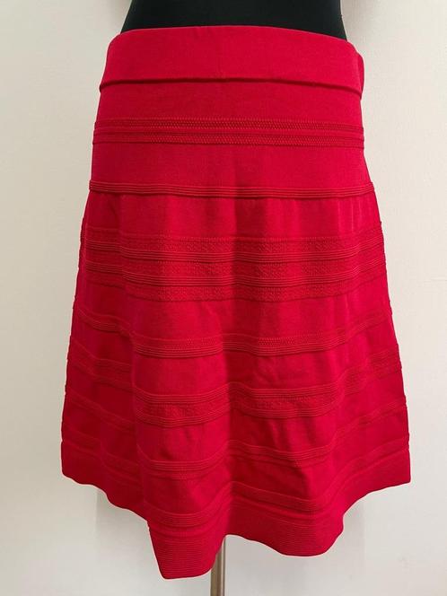 R27 - Knalrode Steps rok dikkere stof maat M (1), Kleding | Dames, Rokken, Zo goed als nieuw, Maat 38/40 (M), Zwart, Onder de knie
