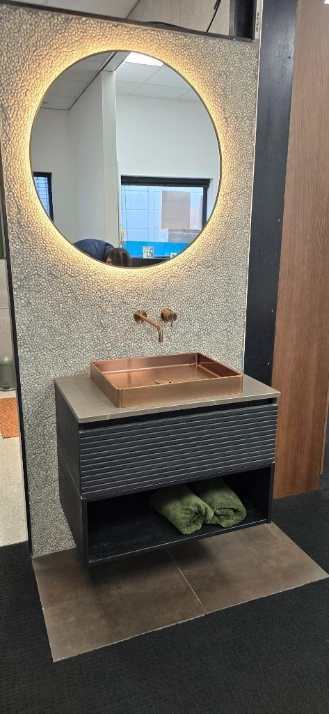 Primabad onderkast met Dekker waskom + spiegel - showmodel, Huis en Inrichting, Badkamer | Badkamermeubels, Zo goed als nieuw