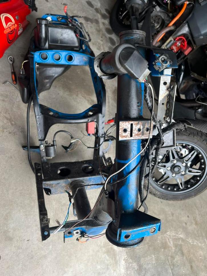 Zip brom frame zonder wok, Fietsen en Brommers, Brommeronderdelen | Scooters, Zo goed als nieuw, Piaggio, Frame, Ophalen of Verzenden