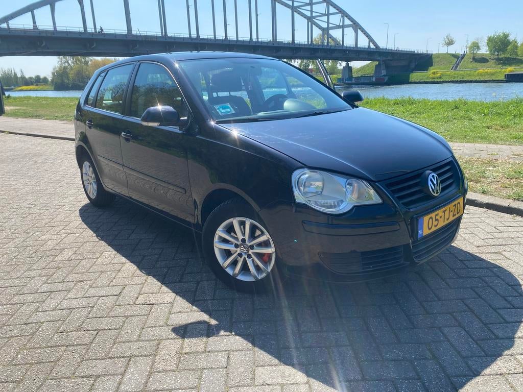 Volkswagen Polo 1.4 16V 59KW 2006 Zwart NAP 1900€, Voorwielaandrijving, 15 km/l, 40 €/maand, Zwart