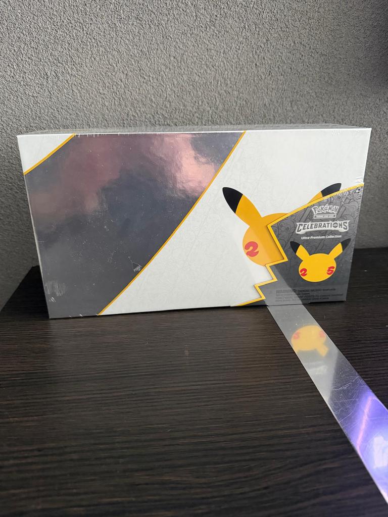 Celebrations upc, Hobby en Vrije tijd, Verzamelkaartspellen | Pokémon, Ophalen of Verzenden, Nieuw, Boosterbox, Foil