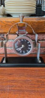 Vintage tafelklok met Romeinse cijfers en lederen accenten, Ophalen of Verzenden