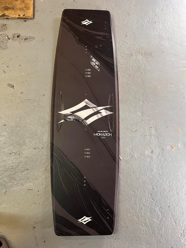 Naish Monarch 132 - 2025 - Nieuw!, Watersport en Boten, Kitesurfen, Twintip, Kiteboard, Nieuw, Ophalen of Verzenden