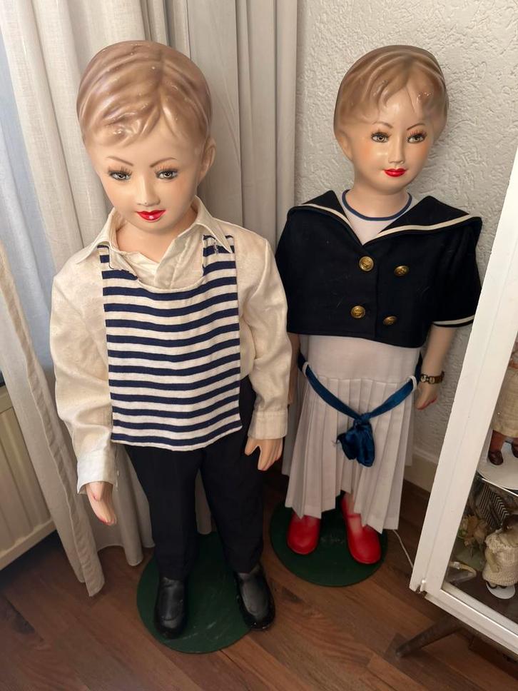 Twee oude kinder etalage poppen 98 cm, Antiek en Kunst, Curiosa en Brocante, Ophalen