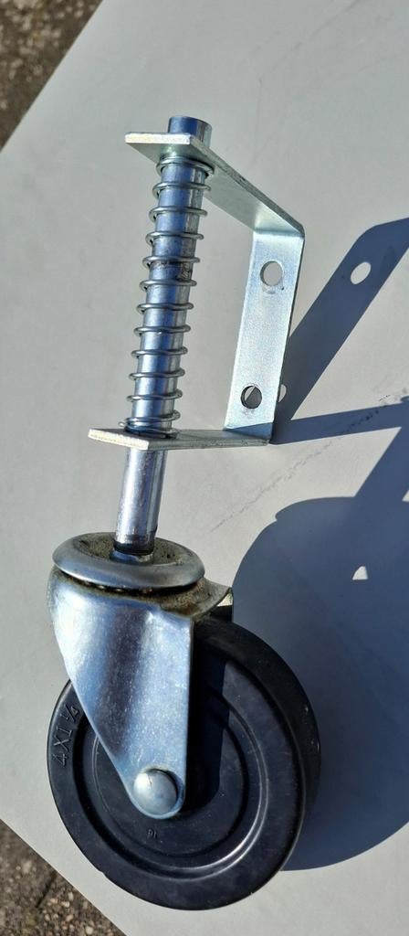 Zwenkwiel met veer, Ophalen