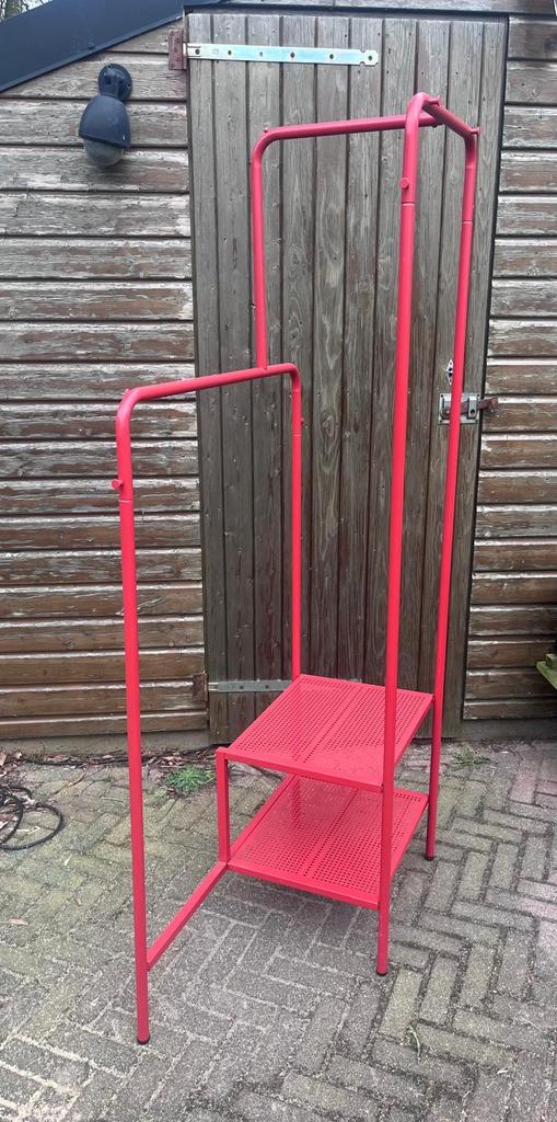 Rood kledingrek met planken - Ikea, Kleding | Dames, Kledingrekken, Ophalen, Zo goed als nieuw