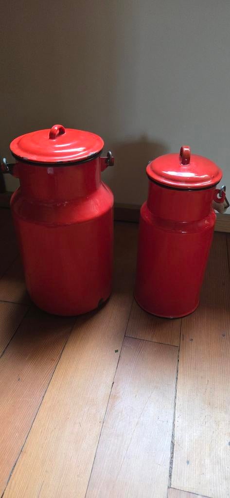 2 rode emaille bussen, Ophalen of Verzenden