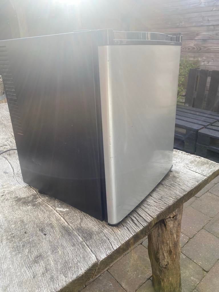 Compacte mini koelkast - Ideaal voor kleine ruimtes, Witgoed en Apparatuur, Ophalen, Minder dan 75 liter, Zonder vriesvak, Gebruikt