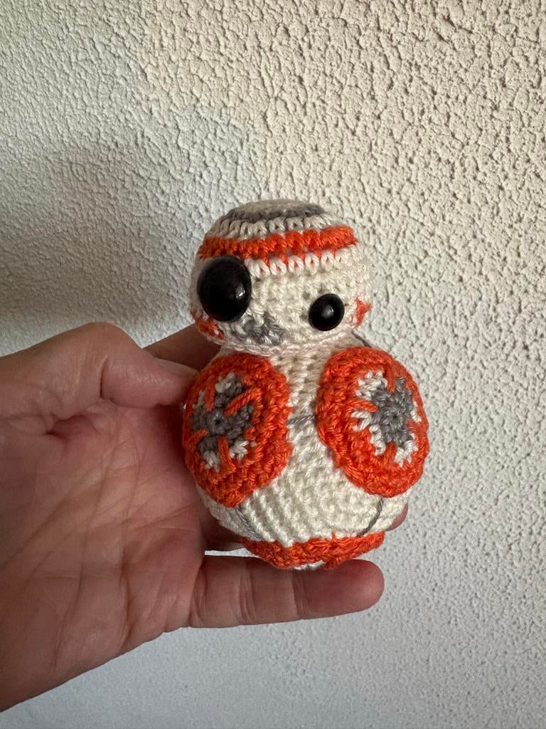 Gehaakte BB-8 Star Wars Droid - Handgemaakt, Verzamelen, Ophalen of Verzenden, Nieuw, Beeldje of Buste