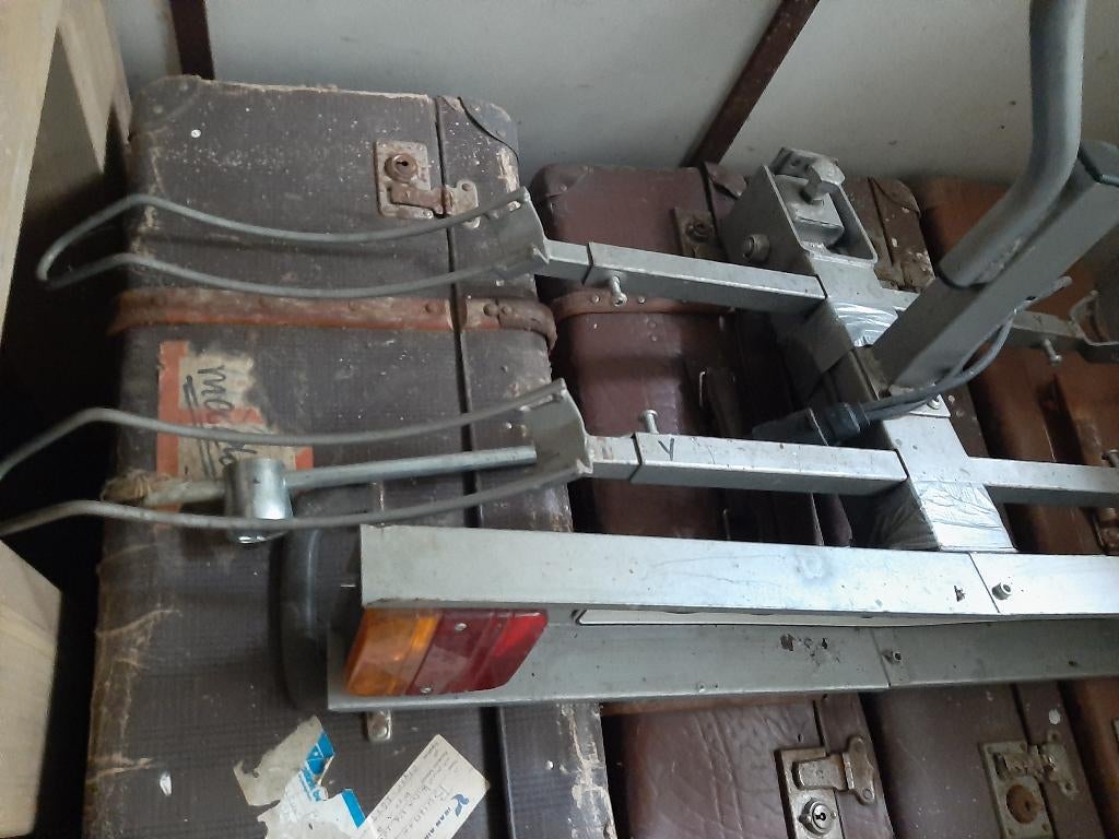 Fietsendrager met verlichting achter op auto, Ophalen, 2 fietsen, Zo goed als nieuw, Trekhaakdrager