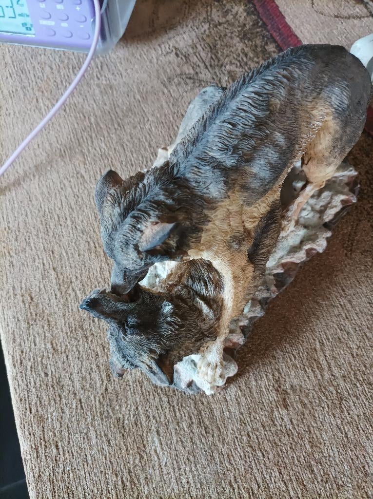 WOLVEN BEELD van polystone, Verzenden