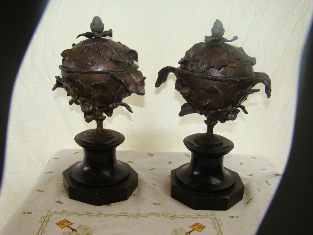 Deksel potten op een houten sokkel, Ophalen of Verzenden