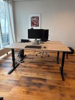 Twee verstelbare zit-sta bureaus met draaihendel, Ophalen, Zo goed als nieuw