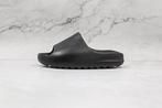 Yeezy Slides Onyx | Maat 36, Kleding | Heren, Schoenen, Ophalen of Verzenden, Nieuw, Overige kleuren