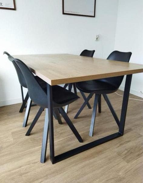 Moderne industriële eettafel met 4 kuipstoelen, Ophalen, Kunststof, 50 tot 100 cm, Zo goed als nieuw