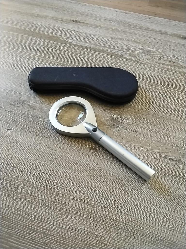 Mooie handige loep / loeplamp /vergrootglas met verlichting, Hobby en Vrije tijd, Vergrootglazen, Loepen en Loeplampen, Ophalen of Verzenden