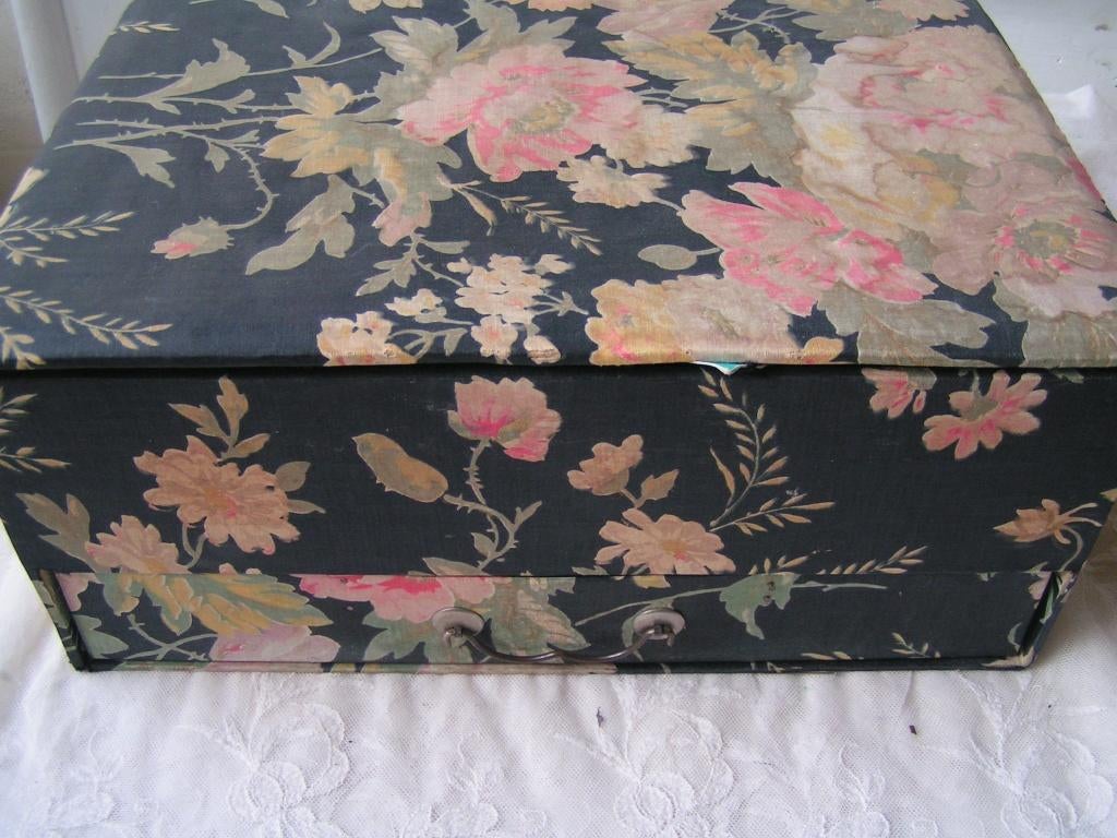 antieke met stof beklede naaidoos met inhoud nr WW 483, Verzenden, Gebruikt