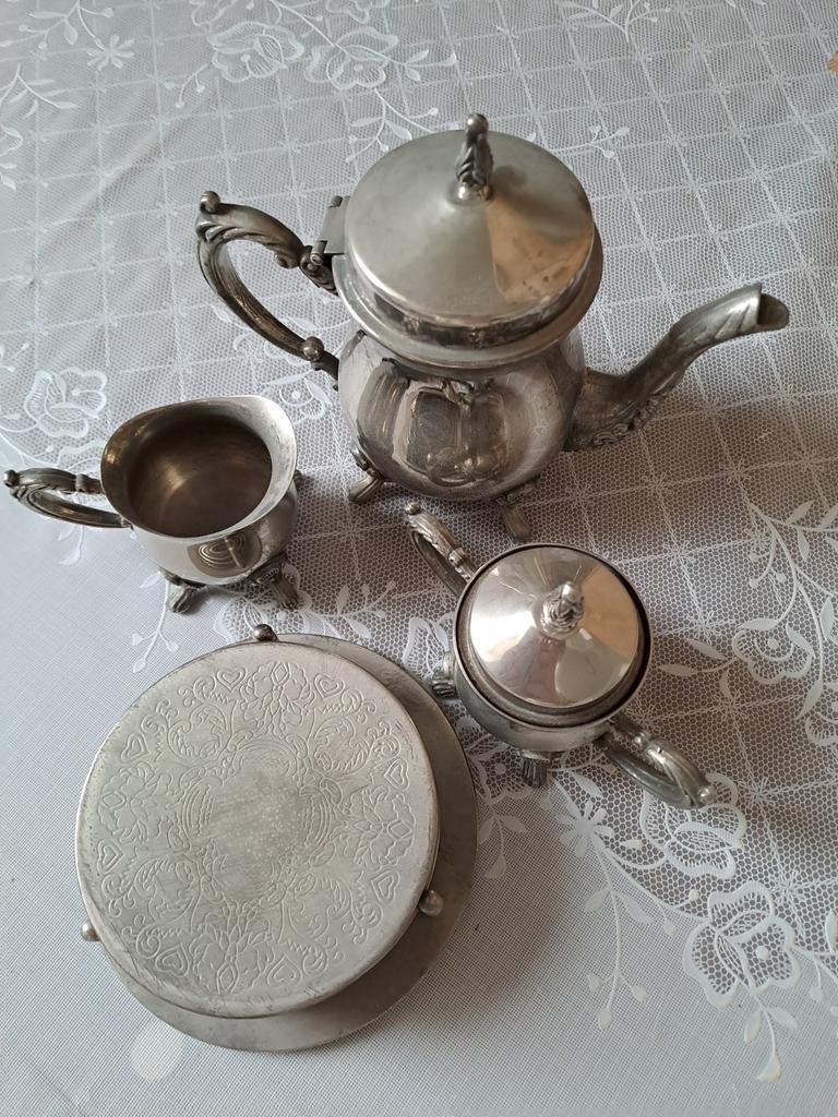 Zilverkleurige theepot, melkkan, suikerpot en onderzetters, Antiek en Kunst, Ophalen