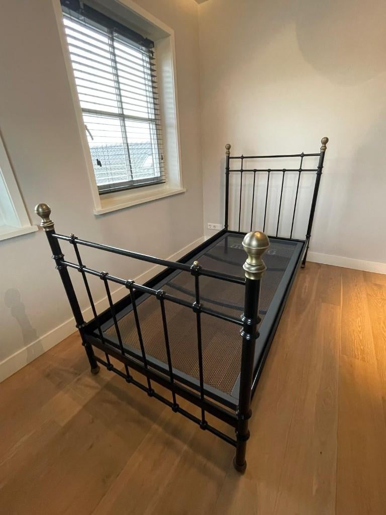 Mooi zwart metalen bed met auping spiraal 90/200, Ophalen, 90 cm, Eenpersoons, Zwart