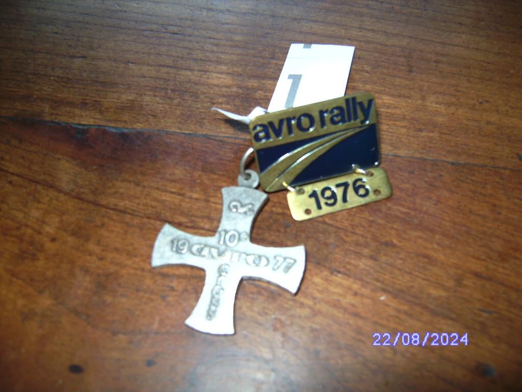 speld 10e  AVRO cross 1977 kruis / Avro rally 1976 Hilversum, Verzamelen, Speldjes, Pins en Buttons, Ophalen of Verzenden, Gebruikt