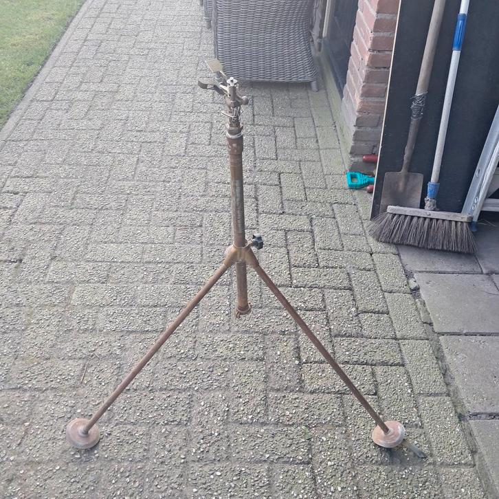 Vintage sproeier op statief - Ideaal voor grote tuinen, Tuin en Terras, Tuinsproeiers, Gebruikt, Cirkelsproeier, Ophalen of Verzenden