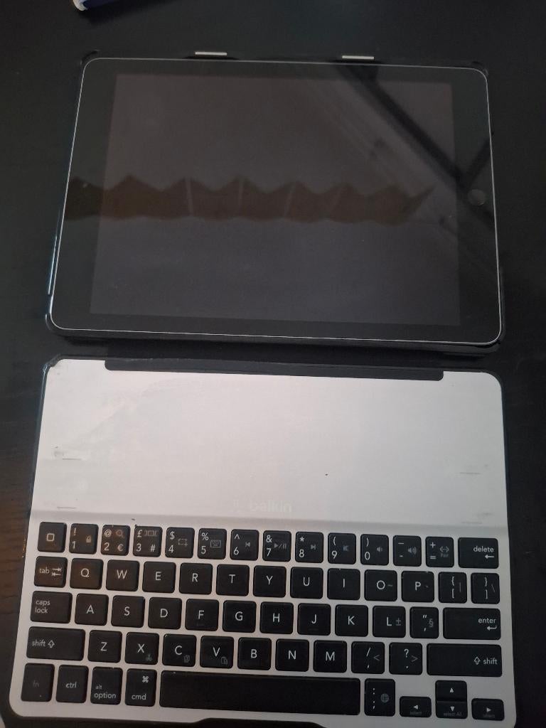 te koop Ipad  6th generation wifi(2018)&belkin toetsenbord., Computers en Software, Apple iPads, Apple iPad Air, 11 inch, Ophalen of Verzenden