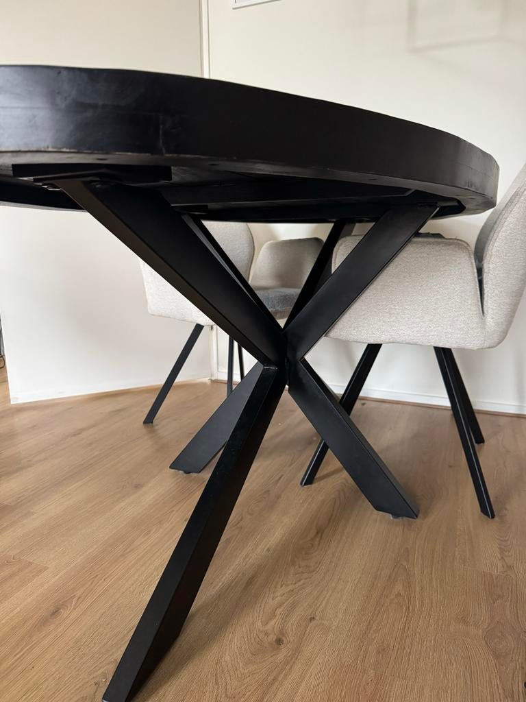 Mangozwarte ovale eettafel met metalen onderstel, Huis en Inrichting, Tafels | Eettafels, Ophalen, Gebruikt, 100 tot 150 cm, 200 cm of meer