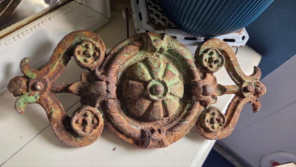 Antiek Frans gietijzeren ornament met fraai patina
40 cm l, Ophalen of Verzenden