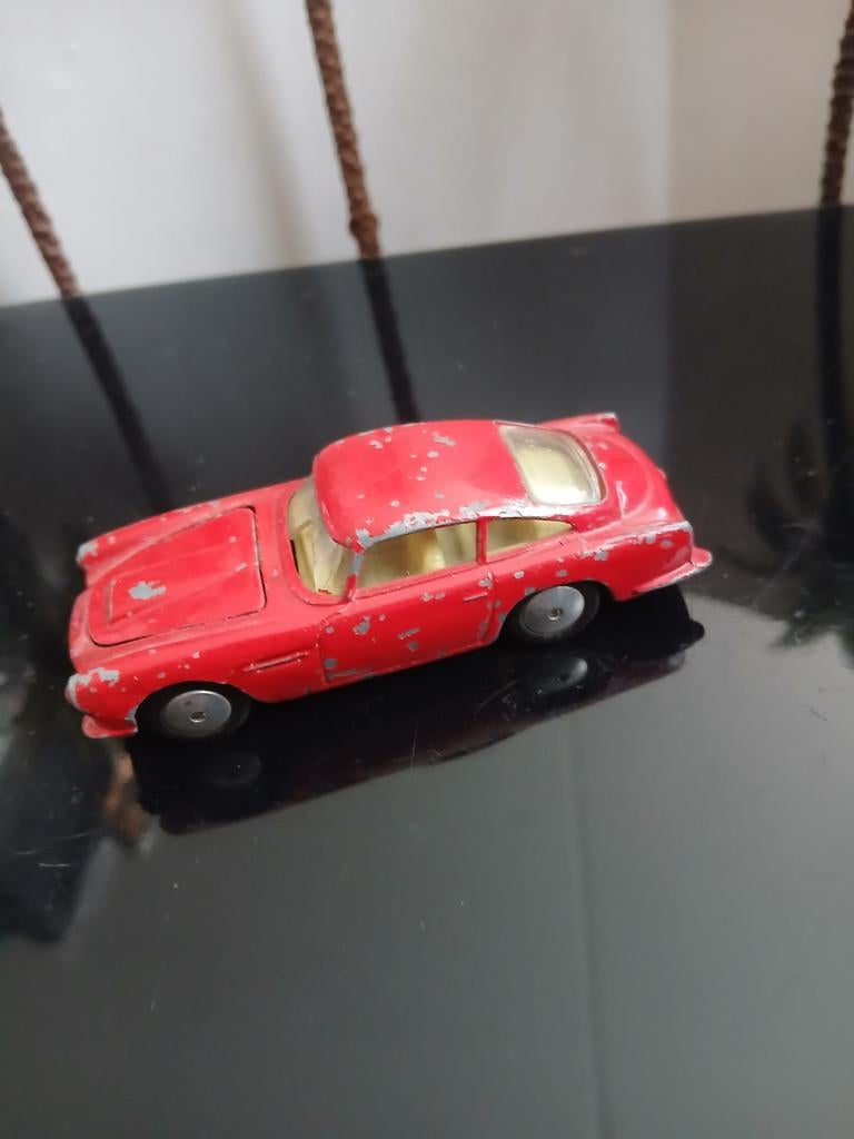 Aston Martin DB4. Corgi toys, opknapper, Ophalen of Verzenden, Gebruikt, Auto, Corgi