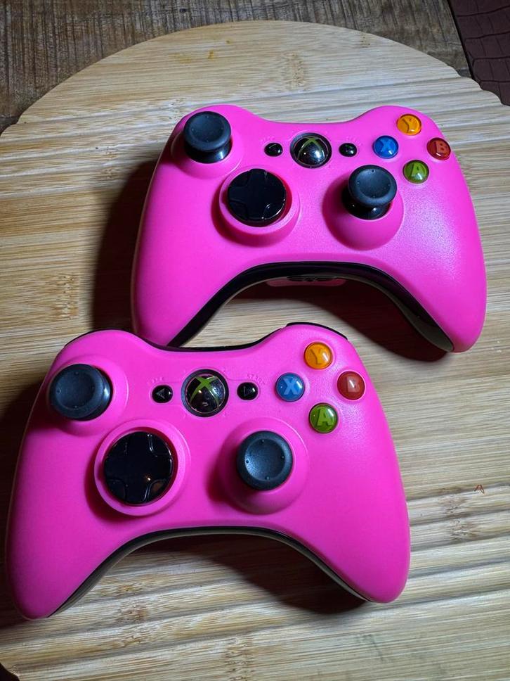 2x Xbox 360 Controllers - Roze/Zwart - Gereviseerd, Spelcomputers en Games, Spelcomputers | Xbox | Accessoires, Refurbished, Xbox 360